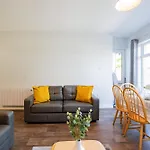 Bright 2-bed Close Апартаменты *