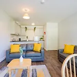 Апартаменты Bright 2-bed Close Голуэй