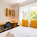 Апартаменты Bright 2-bed Close Голуэй