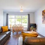 Bright 2-bed Close Голуэй