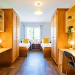 Bright 2-bed Close *