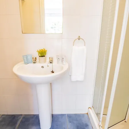 Bright 2-bed Close *