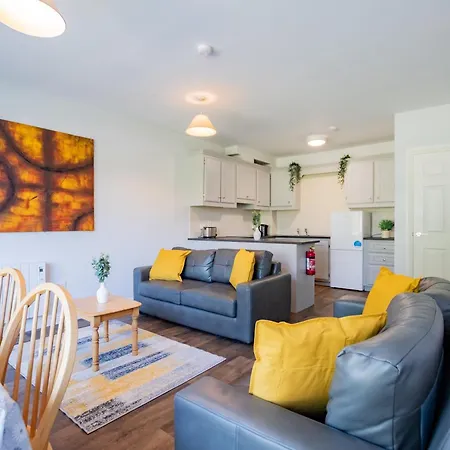 Bright 2-bed Close